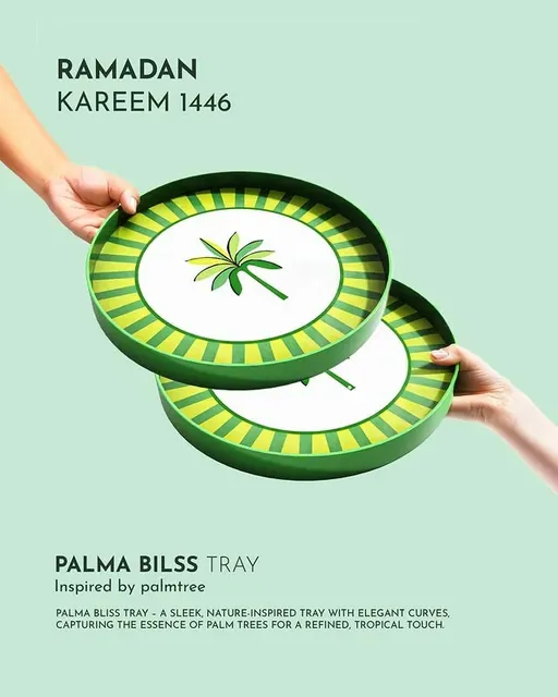 Okra Ramadan ad: two hands holding the Palma Bliss trays